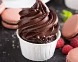 Gourmandise chocolatée : un cupcake avec ganache montée, macarons et framboises. Idéal pour la conservation ganache montée frigo.