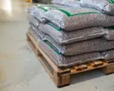 Palettes de sacs de granulés de bois, prêts à offrir un excellent pouvoir calorifique pellet pour le chauffage.