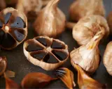 Aglio nero, un alimento dal sapore unico, studiato per il suo potenziale impatto sulla glicemia.