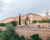 Entdecken Sie Córdoba: Ein Blick auf die Stadtmauer und pastellfarbene Gebäude, ein Vorgeschmack auf die vielen Córdoba Geheimtipps.