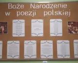 Boże Narodzenie w poezji polskiej. Obraz przedstawia tablicę z wierszami i ilustracjami, nawiązującymi do świąt. To jak bajka sanah, pełna wzruszeń i pięknych słów.