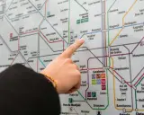 Palec na mapie metra w Barcelonie, wskazujący drogę do lotniska.