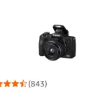 Cámara Canon EOS M50 negra con flash emergente y lente zoom. Ideal para capturar momentos.