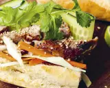 En saftig banh mi med grillat kött, krispiga grönsaker och sesamfrön. Ett perfekt banh mi recept för en smakrik lunch.