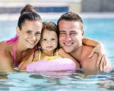 Szczęśliwa rodzina w basenie. Sprawdźcie poprad termy cennik i zaplanujcie rodzinny relaks!