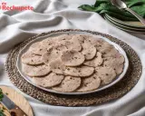 Rodajas de fiambre de pollo casero, decoradas con cebollino fresco, listas para disfrutar.