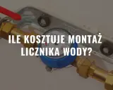 Zbliżenie na licznik wody z czerwonym zaworem. Tekst: "Ile kosztuje montaż licznika wody?".