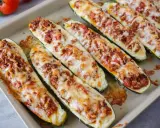 Gefüllte Zucchini-Hälften mit Hackfleisch und Käse überbacken – ein Beweis für die besten Zucchini Rezepte.