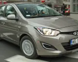 Brązowy Hyundai i20 na drodze. Kiedy wymiana łańcucha rozrządu w tym modelu? Zapytaj mechanika.