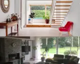 Avant/après : idée rénovation maison ancienne. Hall d'entrée lumineux avec escalier moderne et salon cosy donnant sur jardin verdoyant.