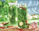 Słoiki z bazylią, czosnkiem i papryczkami chili. Świetny sposób, co zrobić z bazylii, by zachować jej aromat na dłużej.