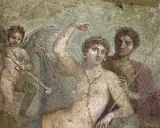 Antike Freske zeigt Amor mit Pfeil und Bogen, eine Frau und einen Mann. Die Szene erinnert an die Liebesgeschichten, die wer war Ovid in seinen Werken erzählte.