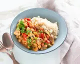 Herzhaftes Gericht mit Kichererbsen, Pilzen und Tomaten, serviert mit Reis. Perfekt für proteinreiche Rezepte.