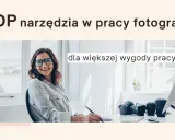 Uśmiechnięta fotografka przy biurku z aparatem i obiektywami. Odkryj najlepsze aplikacje dla fotografów, które ułatwią Ci pracę.