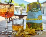Ein Aperitif mit Plantain-Chips von Cata's. Perfekt, um den Abend einzuläuten.