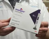 Farmaceuta pokazuje opakowanie Mounjaro, leku na otyłość. Zawiera cztery jednodawkowe peny do wstrzykiwań.