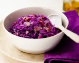 Repollo morado con tocino, ideal para recetas de repollo para niños. Un plato colorido y sabroso.
