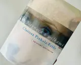 Książka "Biegnąca z wilkami" Clarissy Pinkoli Estés, światowy bestseller, z fragmentem oka na okładce.
