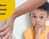 Ein Kind blickt nachdenklich, während eine Hand im Vordergrund liegt. Der Text "Kindern Grenzen setzen" ist prominent platziert.