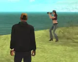 CJ w GTA SA VR próbuje zrobić zdjęcie z dziewczyną nad wodą.