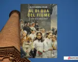 Copertina del romanzo "Al di qua del fiume" di Alessandra Selmi, con un gruppo di bambine in abiti bianchi. La storia, un riassunto della famiglia Crespi, è ambientata vicino a un imponente camino in mattoni.