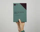 Mano che regge "Fosca" di Iginio Ugo Tarchetti, un classico Oscar.