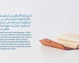 Ein aufgeschlagenes Buch mit arabischer Schrift und deutscher Übersetzung. Es beschreibt die Sühne für gebrochene Eide, einschließlich der Möglichkeit, krank zu fasten.
