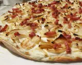 Flammekueche croustillante, garnie d'oignons et de lardons. Une recette facile pour un plat savoureux.
