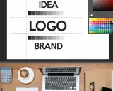 Schizzo di un logo e brand, con palette colori e strumenti di design. Perfetto per consulenza moda.