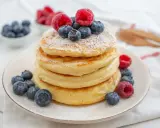 Puszyste pancakes z jagodami i malinami, idealne na zdrowe śniadanie. Ten przepis na zdrowe pancakes zachwyci każdego!