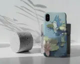 Urocze etui na Pixel 7 z Totoro łowiącym ryby na tle stawu z liliami wodnymi.