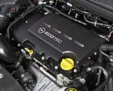 Silnik ECOTEC 1.4 Turbo w Oplu Mokka. Widoczne przewody, osłony i żółte korki.