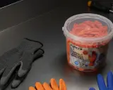 Guantes anticorte niveles de protección en gris y naranja, listos para tareas exigentes.
