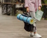 Gotowa na pierwsze górskie wędrówki! Z mapą i karimatą w ręku, czeka na przygodę. Idealne góry dla początkujących.