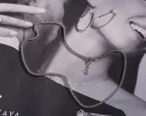Collana e orecchini in argento, perfetti per capire come riconoscere l'oro bianco dall'argento.
