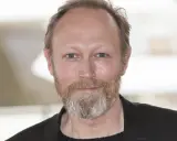 Porträtt av skådespelaren Lars Mikkelsen, känd från filmer och tv-program.