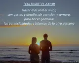 Pareja contemplando el atardecer, cultivando sentimientos de amor con gestos y ternura.