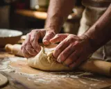 Ciasto na pizzę: jak wyrabiać? Przepis, triki i błędy do uniknięcia
