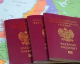 Trzy polskie paszporty leżą na mapie Europy. Czy do Grecji potrzebny jest paszport? Tak, jeśli podróżujesz spoza strefy Schengen.