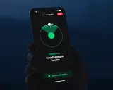 iPhone w trybie alarmowe sos, połączony z satelitą, gotowy do wysłania wiadomości.