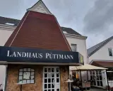 Landhaus Püttmann in Fröndenberg mit Schild und Steinfassade.