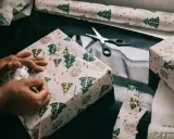 Jak pięknie zapakować prezent w papier? Sekrety profesjonalisty!
