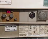 Caldera Junkers con display "50". Para que arranque, tengo que abrir dos grifos. Manómetros y selector de tiempo visibles.