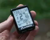 Komputerek rowerowy INBIKE pokazuje 27.6 km/h, 10:36, 2:08:57 i 167.9 km.