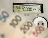 Liczniki energii i banknoty. Czy opłata OZE to kolejny koszt, który musimy ponieść?