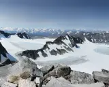 Vacker utsikt över glaciärer och snöklädda berg under en glittertind vandring.