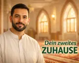 Ein Mann in traditioneller Kleidung lächelt vor einer Moschee. Der Text "Dein zweites Zuhause" und "Al Kabir" sind im Bild zu sehen.