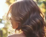 Cabello castaño brillante con reflejos dorados, como si se hubiera aplicado miel.