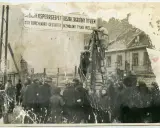 1941. Ludzie stoją przed znakiem "Obszar zagrożony tyfusem". W tle budynki i druty kolczaste.