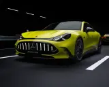 Ein leuchtend gelber AMG Elektro-Sportwagen mit beleuchtetem Kühlergrill steht auf dunklem Asphalt.